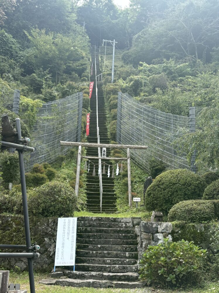 前宮から本宮へ向かう途中にある北斗神社への階段