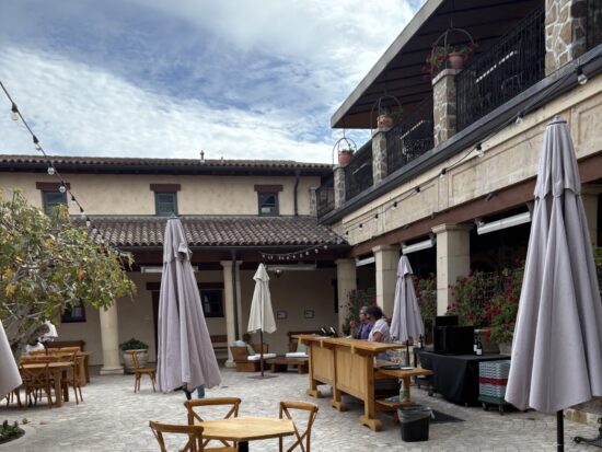 Jacuzzi Family Vineyardsのテラスから見た景色