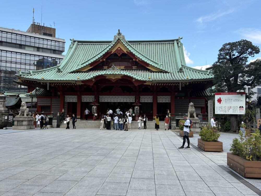 青空が広がった神田明神の境内