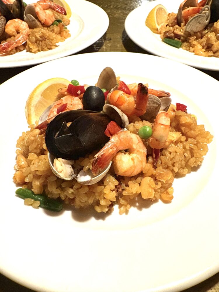 すぺいん亭のパエリアランチでいただいた魚介たっぷりのパエリア