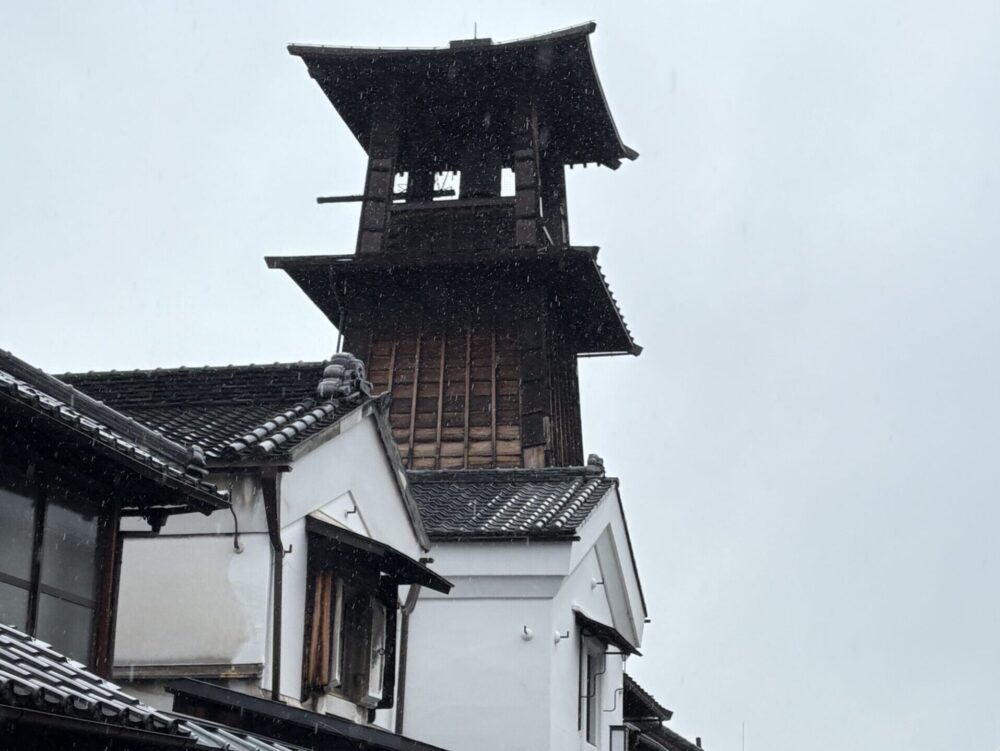 蔵造りの町並みから見た川越の時の鐘
