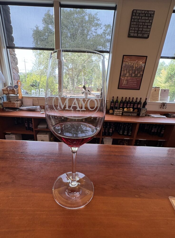 Mayo Family Wineryでワインを試飲する様子