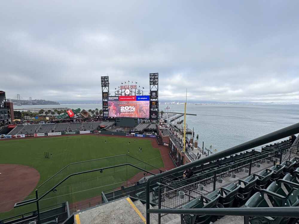 Oracle Park海みえる