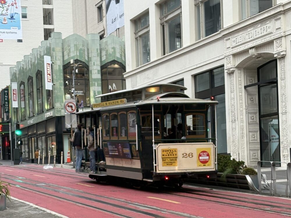 サンフランシスコの街を走るケーブルカー