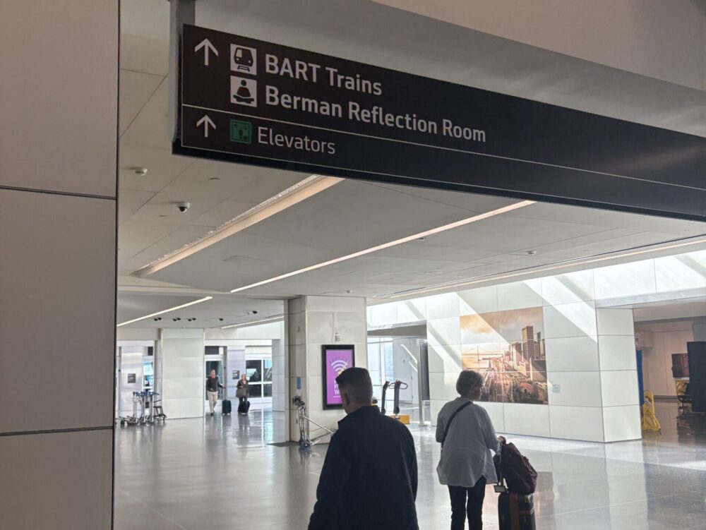 サンフランシスコ国際空港でBART乗り場を案内する表示