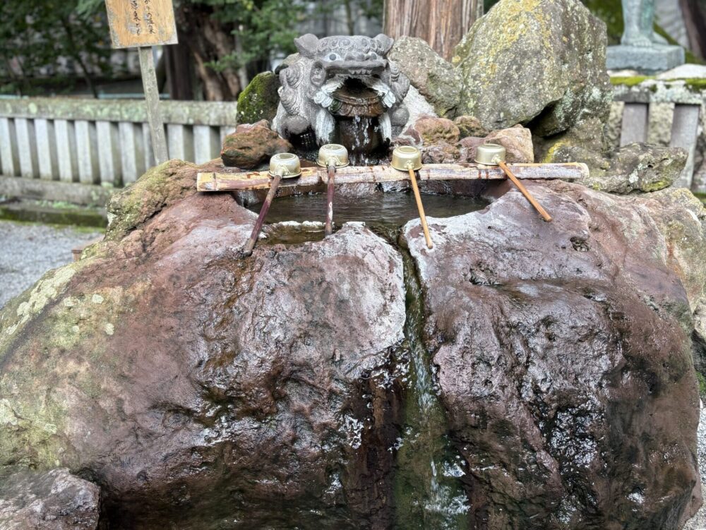 諏訪大社上社本宮の温泉が流れる手水舎