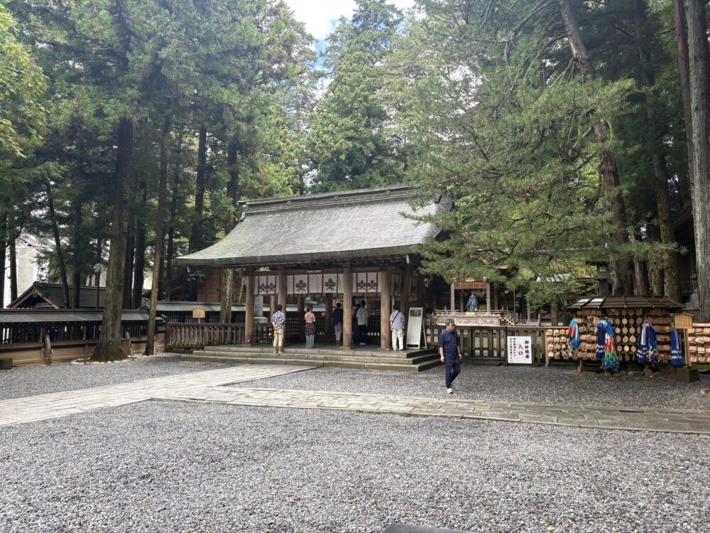 諏訪大社上社本宮の境内