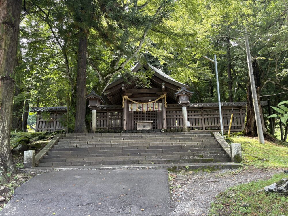 諏訪大社上社前宮の境内