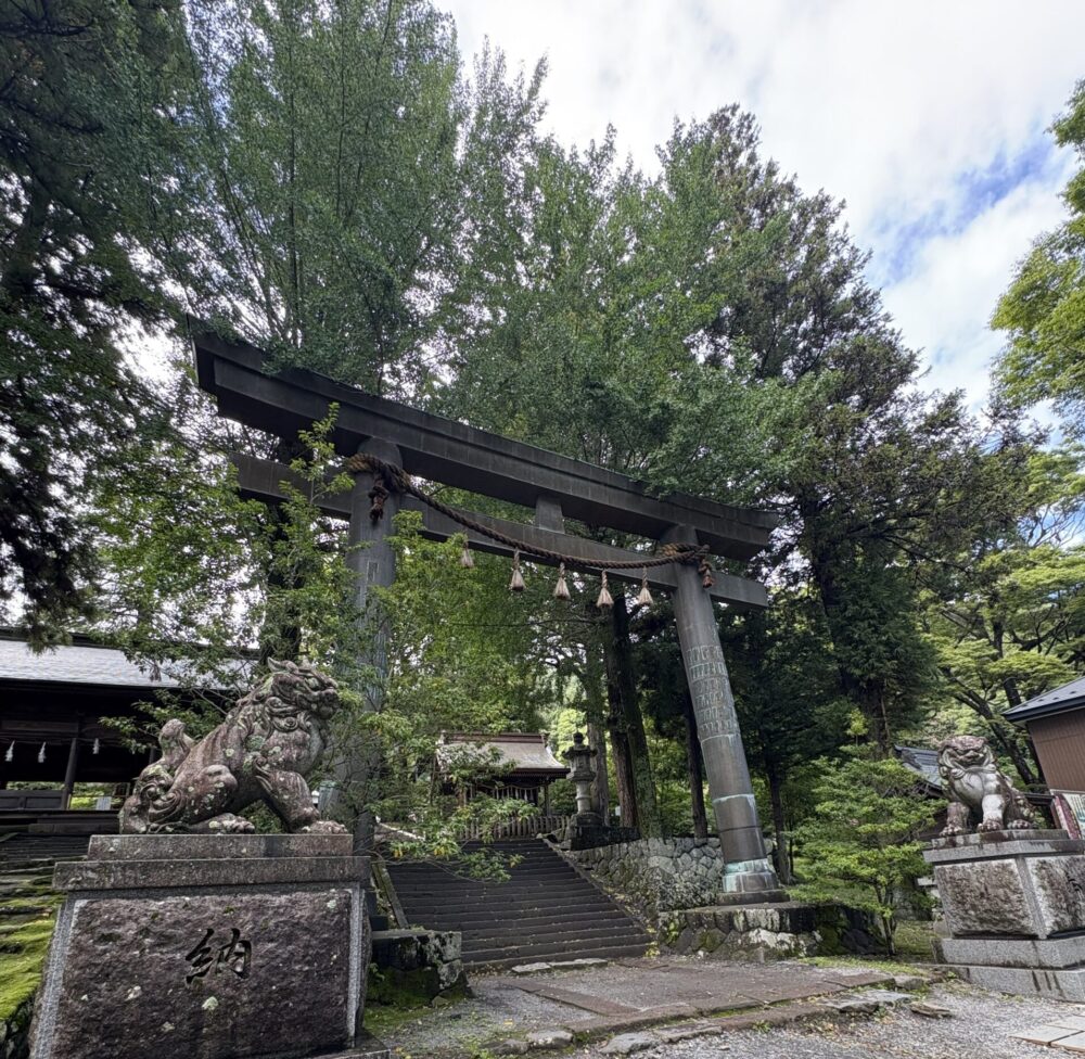 諏訪大社上社前宮の鳥居と狛犬