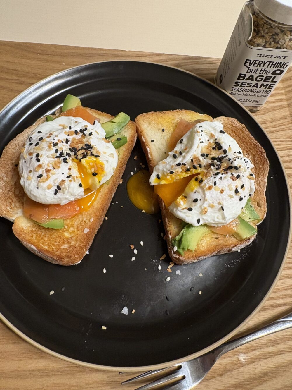 Everything but the Bagelを使ったアボカドとサーモンのトースト