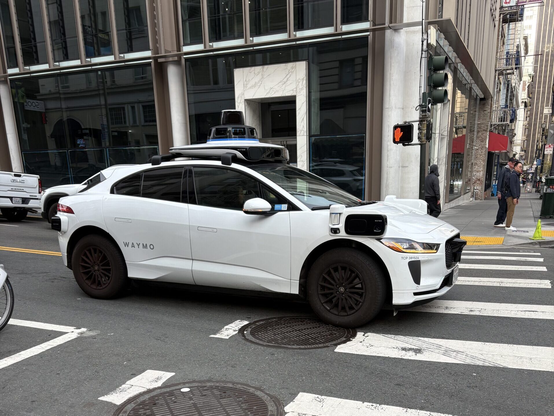 サンフランシスコの街を走るWaymoの自動運転車
