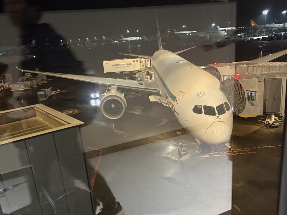 成田空港に駐機しているZIPAIRの飛行機