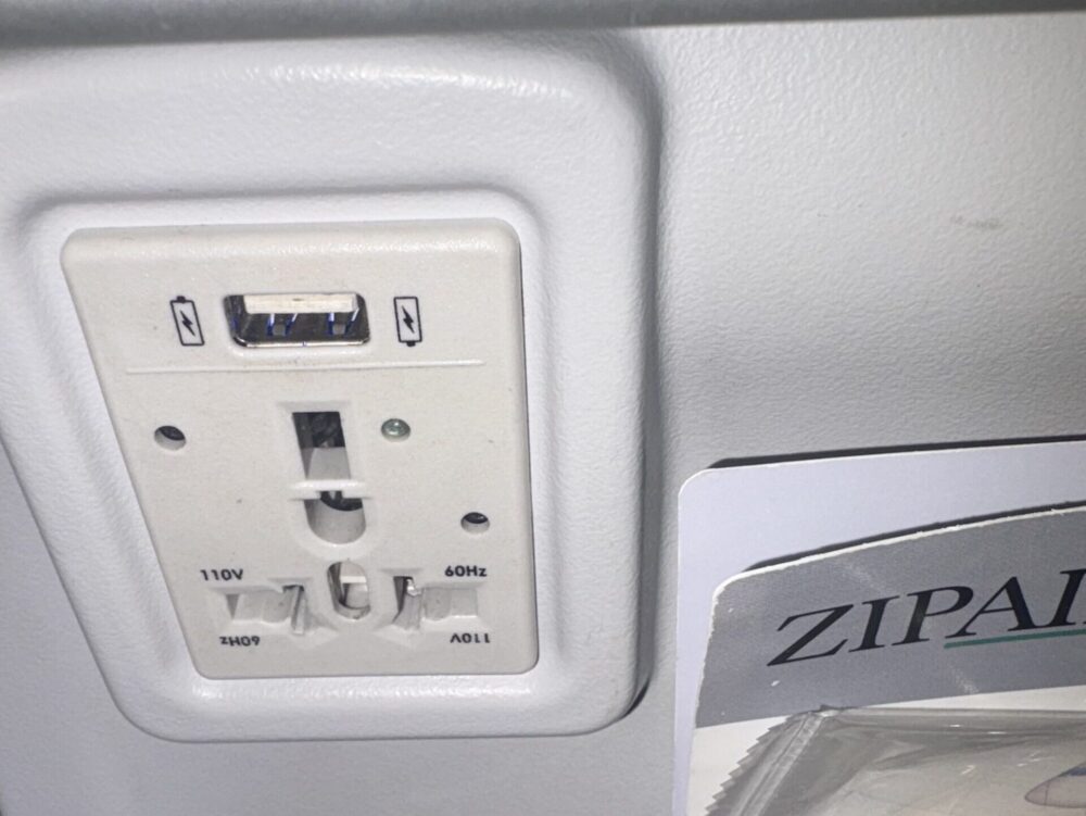 ZIPAIR機内の電源ブース