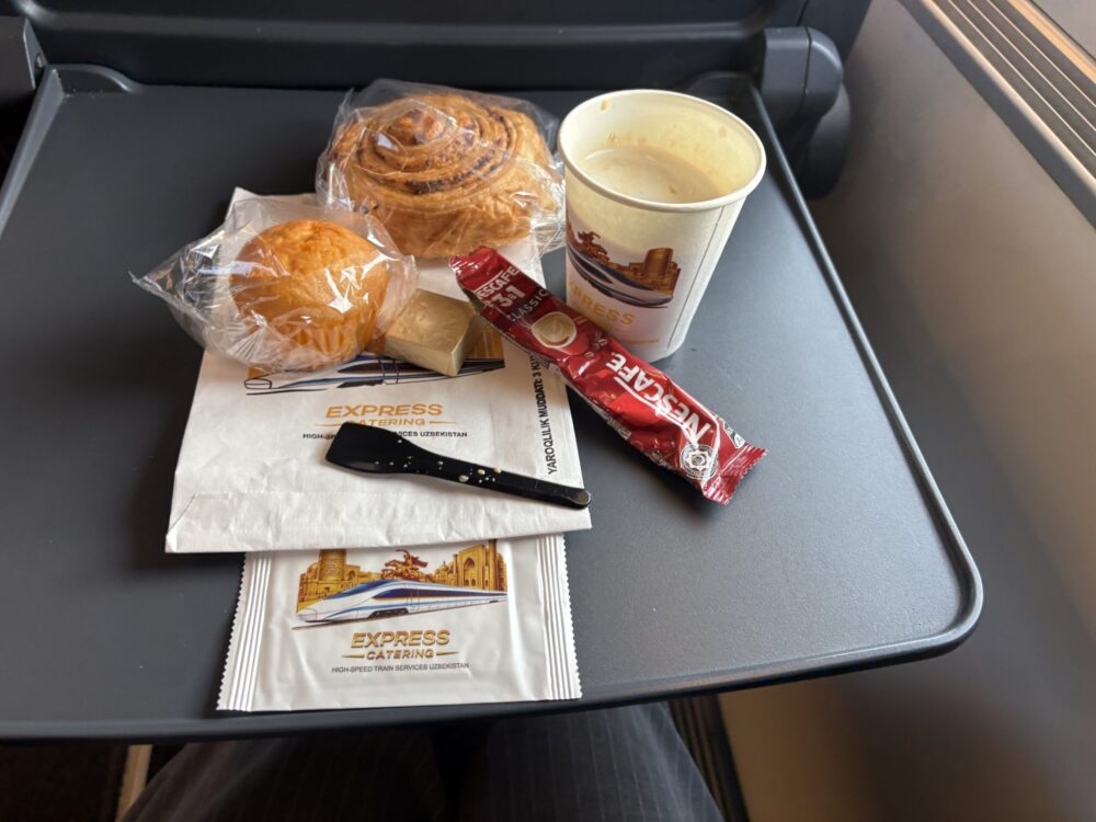アフロシヨブ号の車内で提供されたパンや飲み物