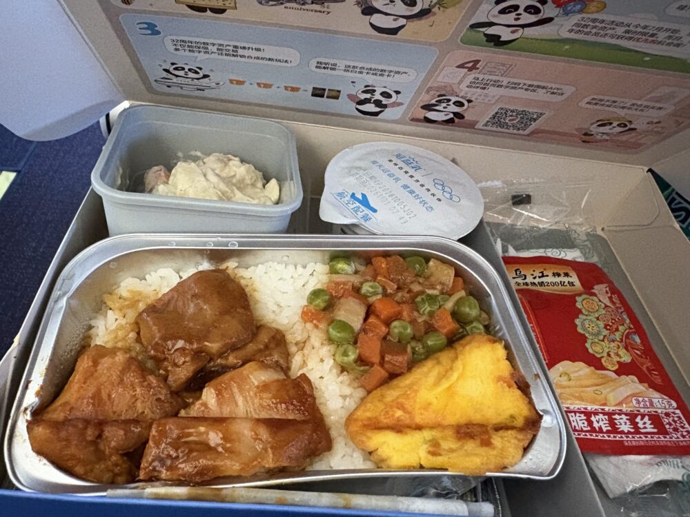 中国国際航空の北京発タシケント行きで提供されたチキンの機内食