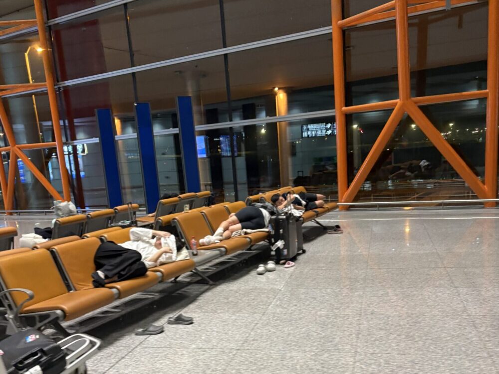 北京首都国際空港のターミナル内ベンチ