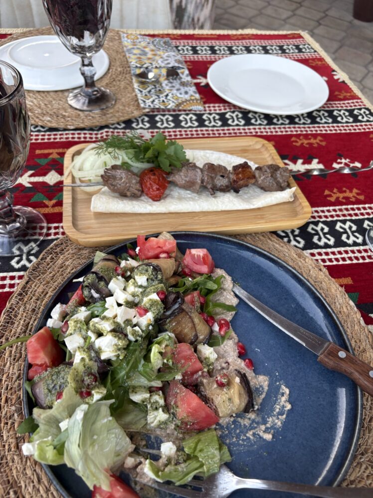 ブハラのAFRASIABで食べたラム肉のシャシリク