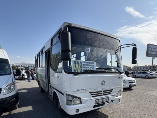 ブハラ壁から旧市街へ向かう378番バス