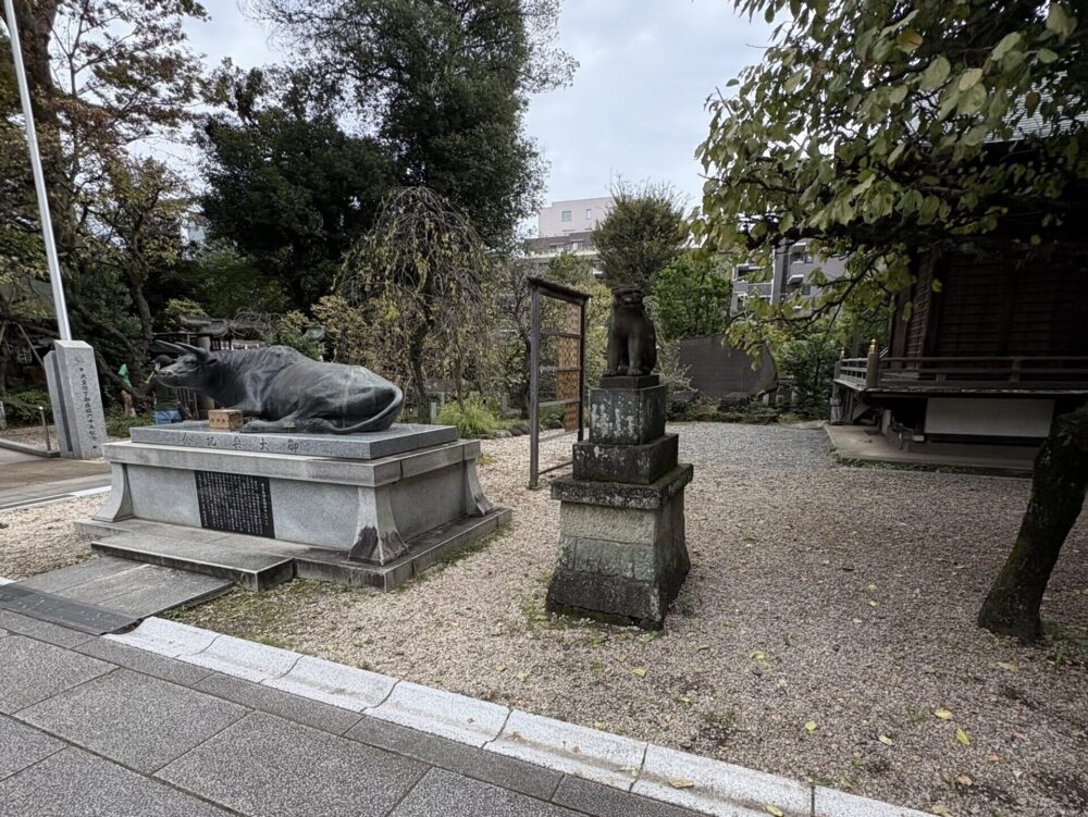 布多天神社の御神牛。VIVANTで乃木憂助が赤い饅頭を置いた場所の近く