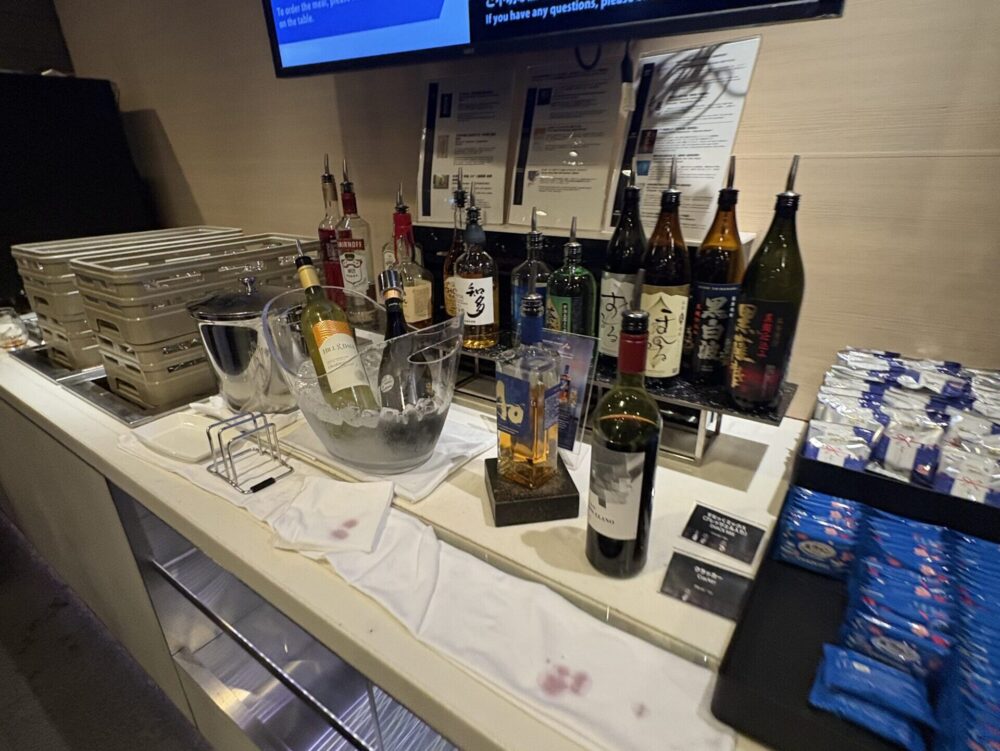 羽田空港のANAラウンジのお酒コーナー