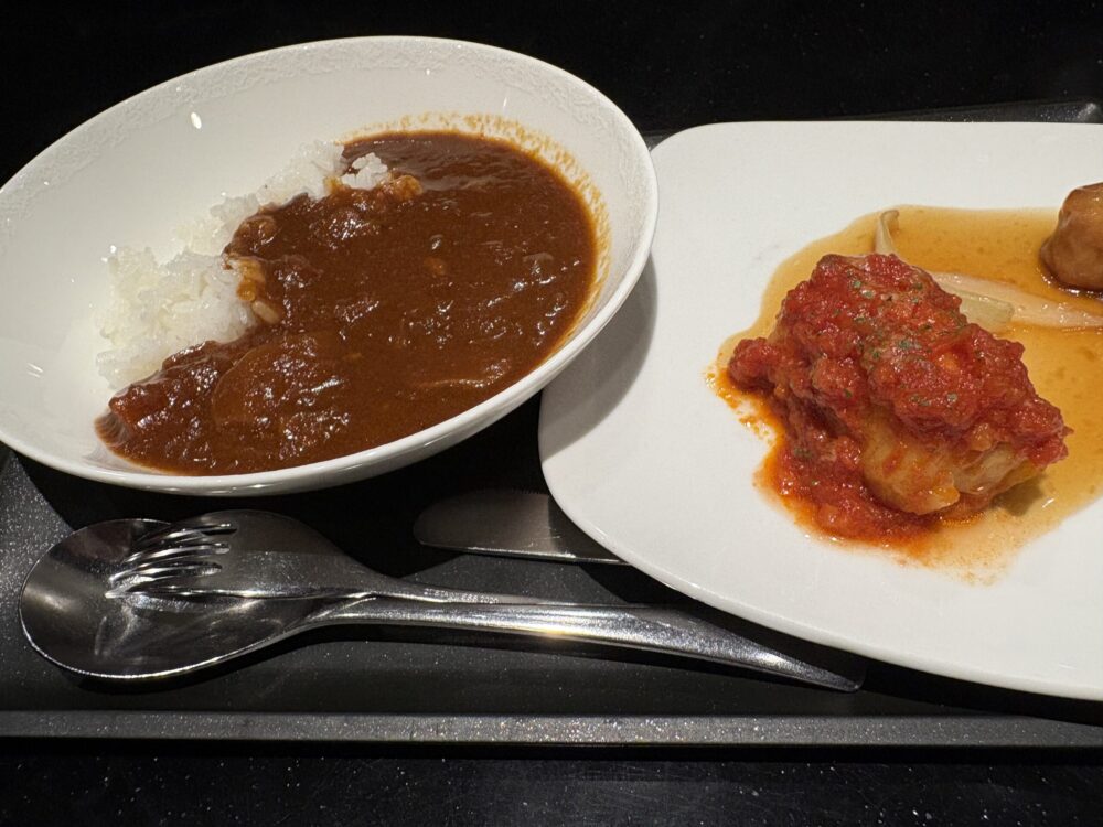 ANAラウンジで食べたカレーとロールキャベツ