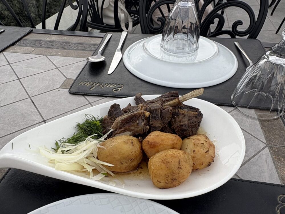 サマルカンドのEmirhan Restaurantのテラス席