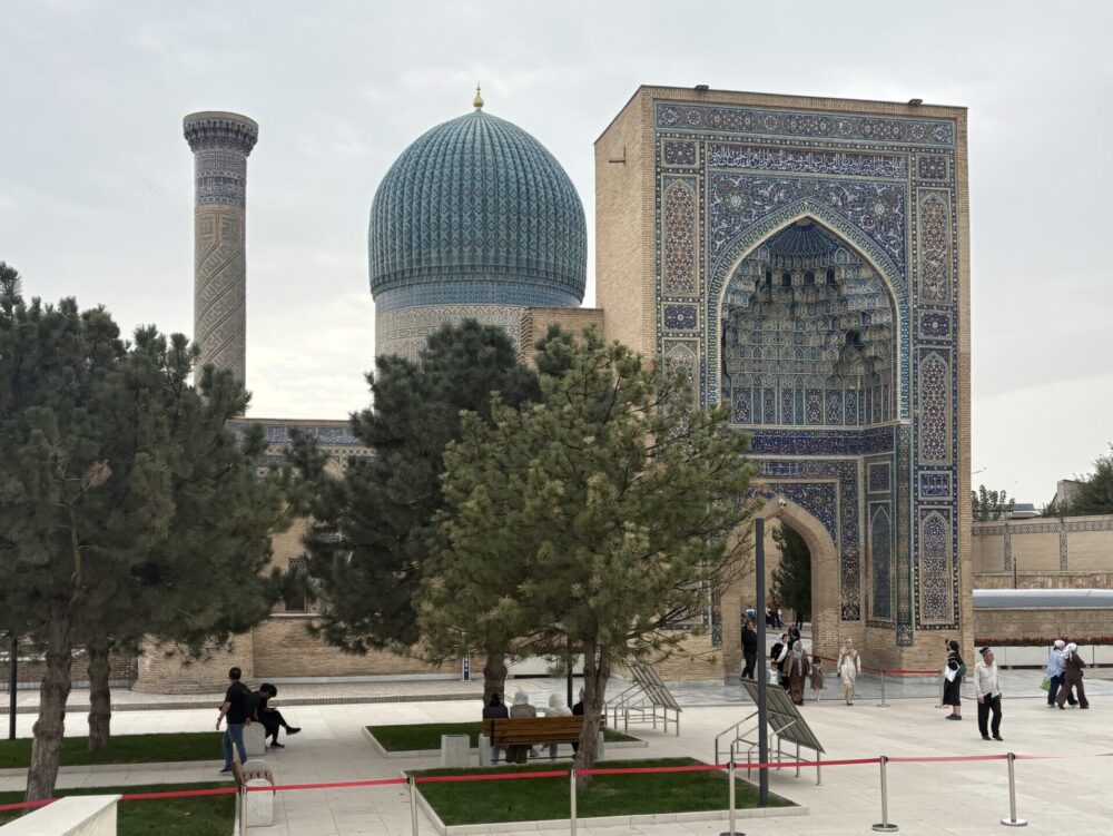 サマルカンドのグーリ・アミール廟と青いドーム