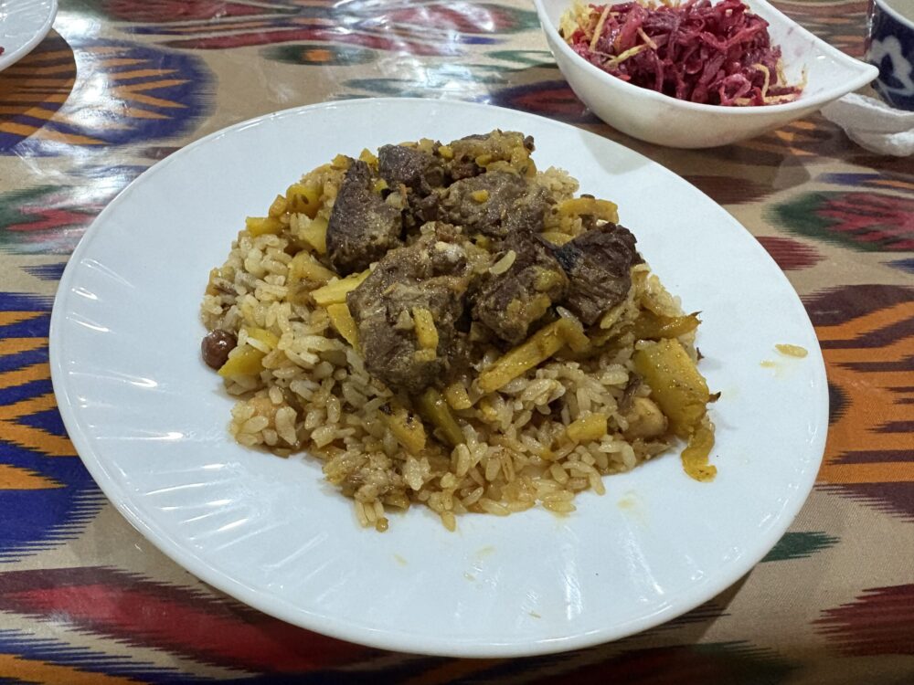 サマルカンドのレストランで食べたハーフサイズのプロフ