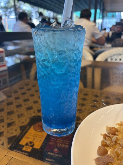 Besh Qozonで見かけた鮮やかな青いカクテル