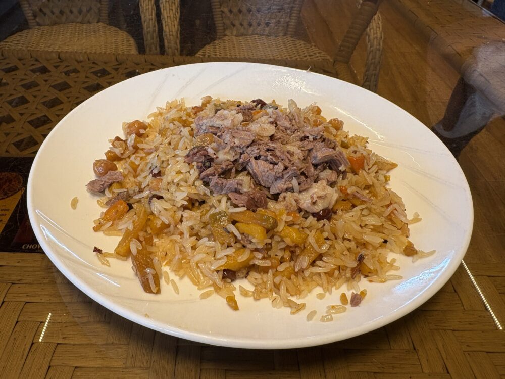 Besh Qozonで注文した肉や豆などが入ったプロフ