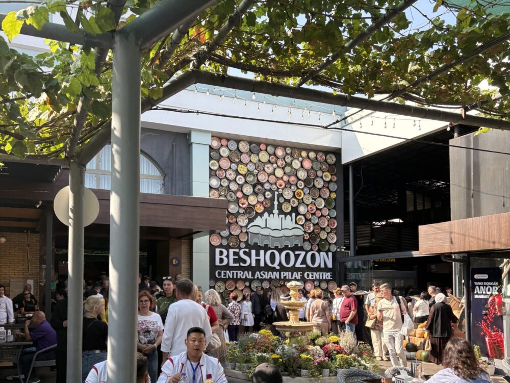 タシケントのBesh Qozonの店先と食事を楽しむ人たち