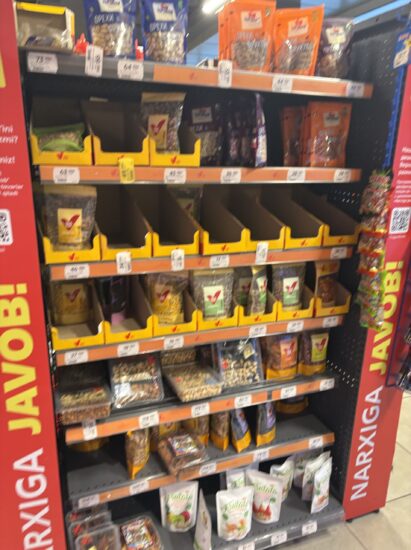 タシケントのスーパーKorzinkaで販売されているお菓子