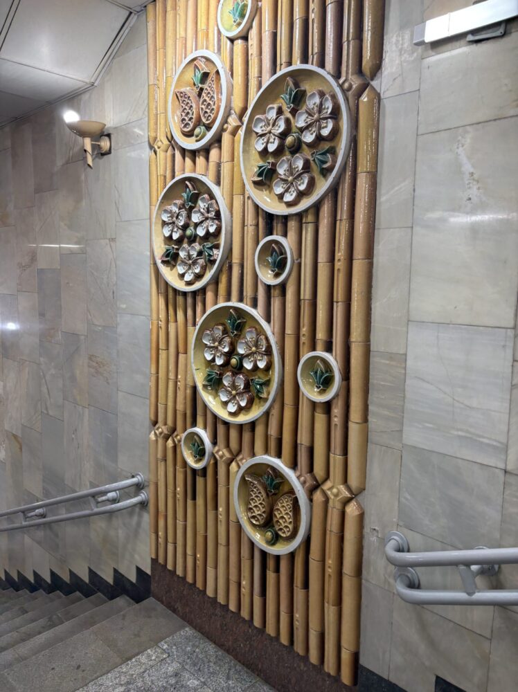 タシケント地下鉄のボドムゾール駅にあるアーモンドの花をモチーフにした装飾