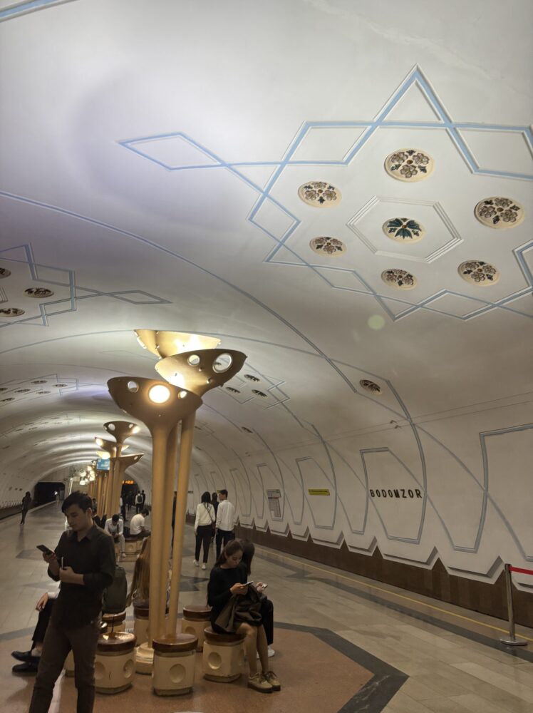 タシケント地下鉄のボドムゾール駅にあるアーモンドの花をモチーフにした装飾