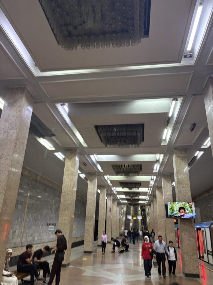 タシケント地下鉄のミング・オリク駅の天井に施されたガラス装飾