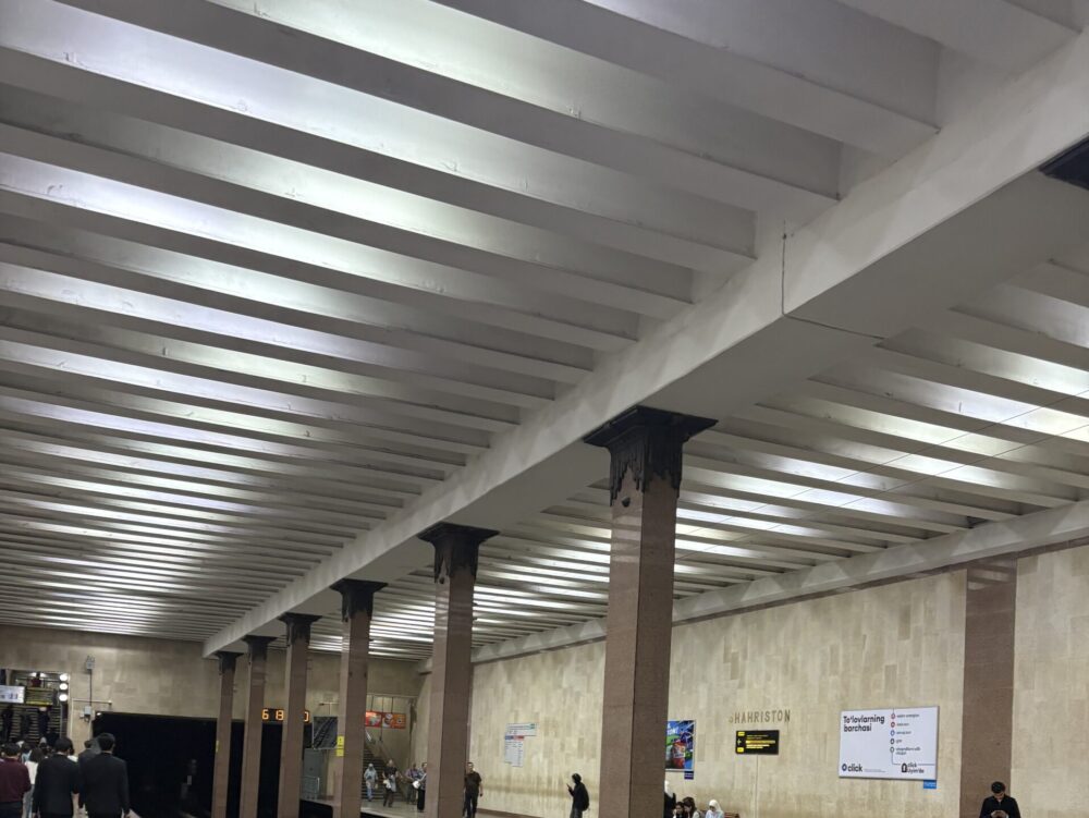 タシケント地下鉄のシャフリスタン駅の天井のデザイン