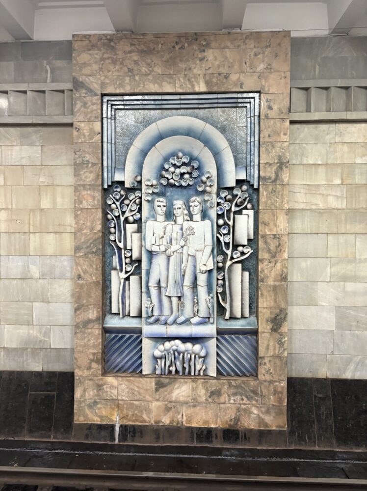 タシケント地下鉄のタシケント駅にある青白いモザイク画