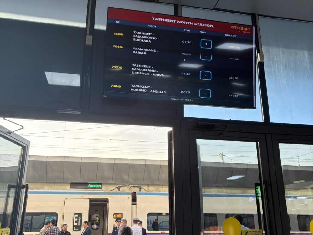 タシケント駅構内にある列車の案内表示