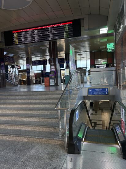 タシケント駅の荷物預かり所の入り口。地下へのエレベーター