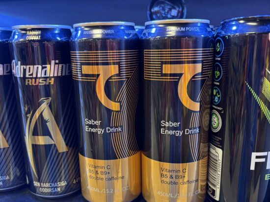 タシケントのスーパーKorzinkaで販売されている「て」のスポーツドリンク