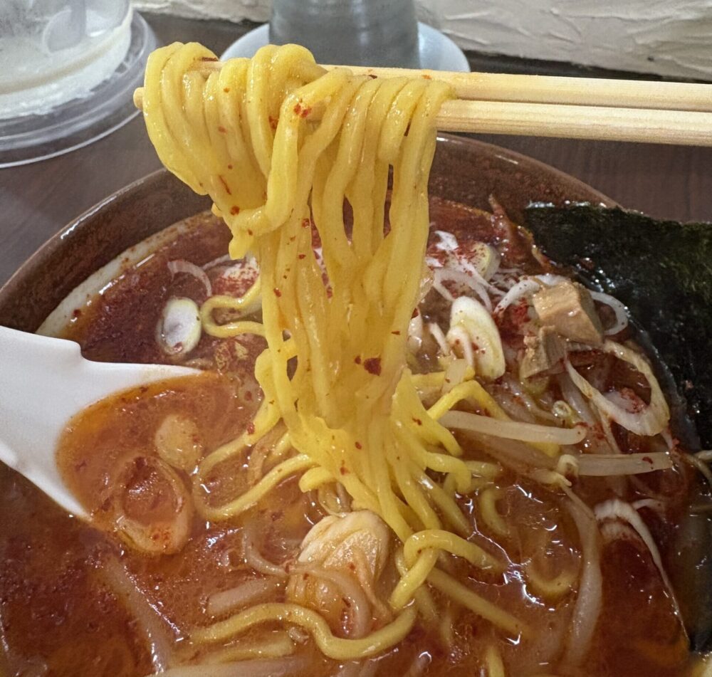 ラーメン尹善栄の店で注文した辛味噌ラーメン 黄色い太目な麺